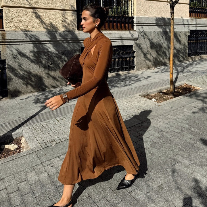 Braunes Wickelmaxikleid mit asymmetrischem Cut-out