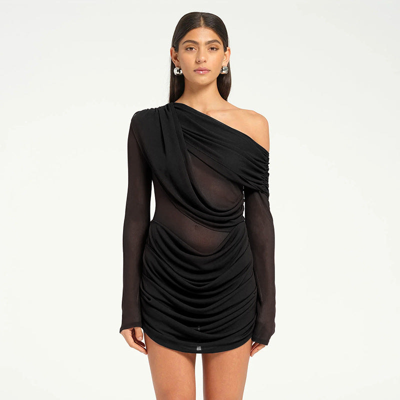 Asymmetrisches schulterfreies Wickelminikleid
