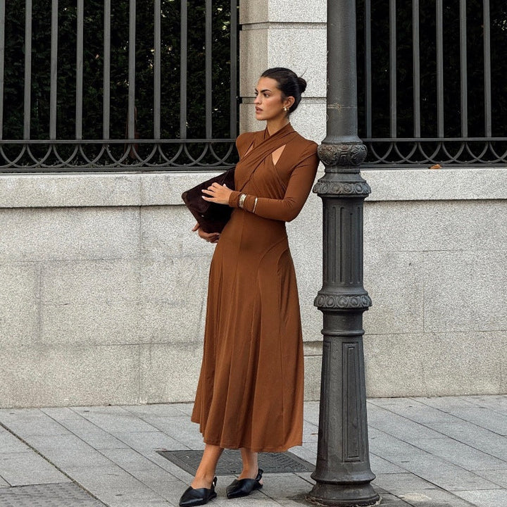 Braunes Wickelmaxikleid mit asymmetrischem Cut-out
