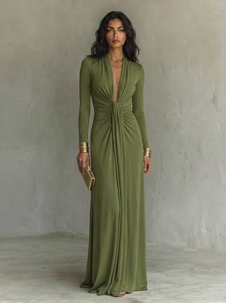 Vestido largo verde oliva de seda elástica con escote en V pronunciado y detalles fruncidos, un glamuroso vestido largo
