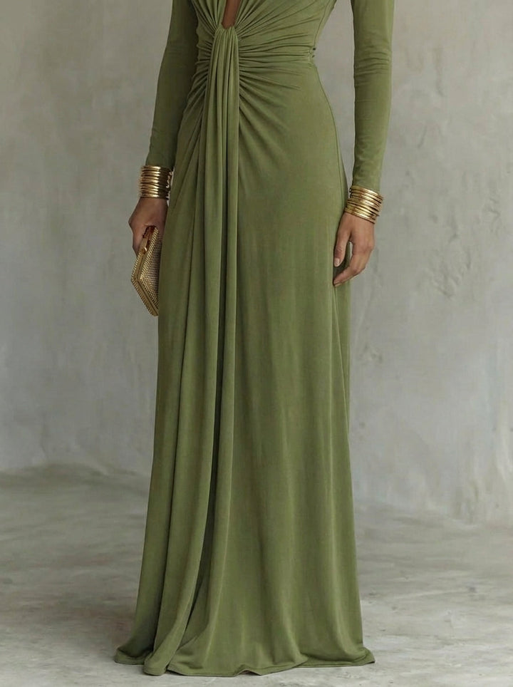Vestido largo verde oliva de seda elástica con escote en V pronunciado y detalles fruncidos, un glamuroso vestido largo