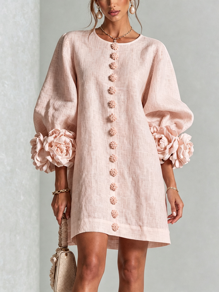 Mini-robe blanche à boutons floraux et manches fleuries extravagantes
