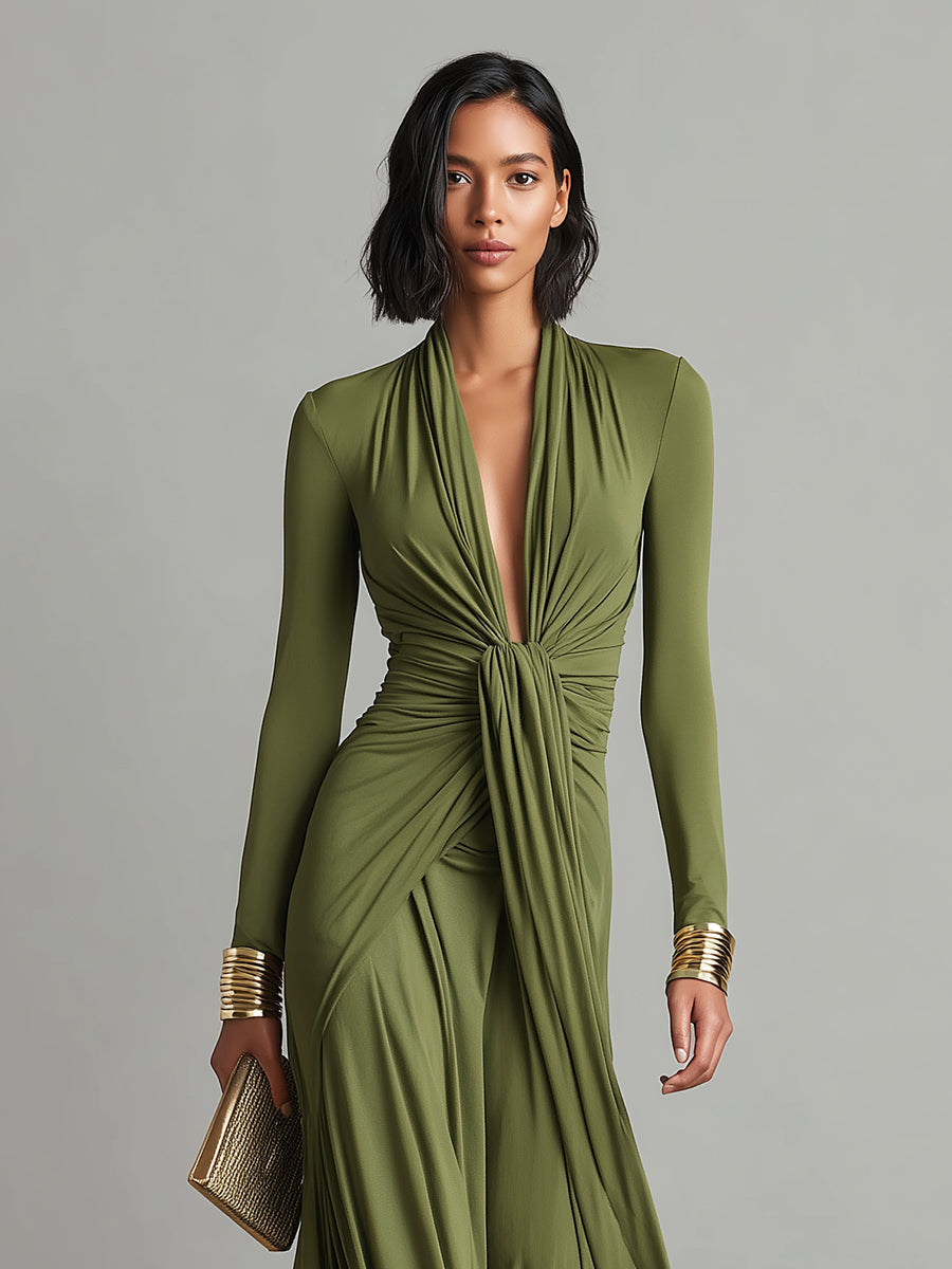 Vestido largo verde oliva de seda elástica con escote en V pronunciado y detalles fruncidos, un glamuroso vestido largo