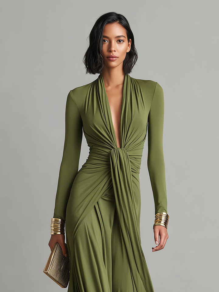 Vestido largo verde oliva de seda elástica con escote en V pronunciado y detalles fruncidos, un glamuroso vestido largo