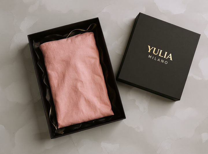 Vestido largo de mujer en color rosa, de corte minimalista y con cuello en V, confeccionado en una mezcla de lino