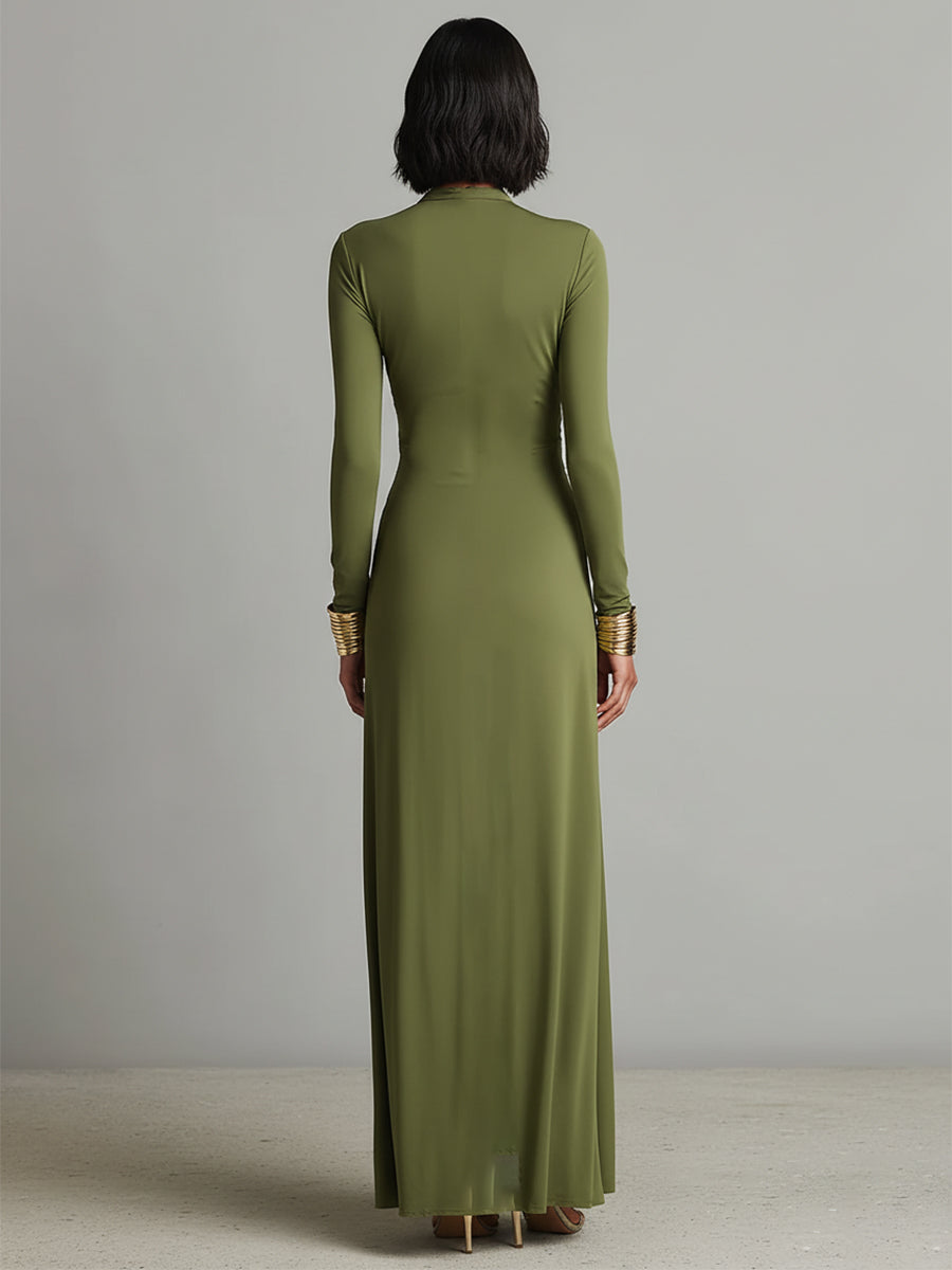 Vestido largo verde oliva de seda elástica con escote en V pronunciado y detalles fruncidos, un glamuroso vestido largo