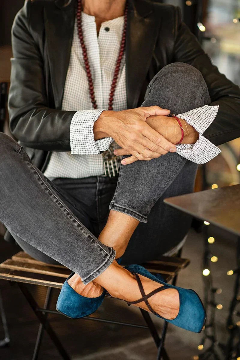 PUMPS WITH CROSSED STRAP