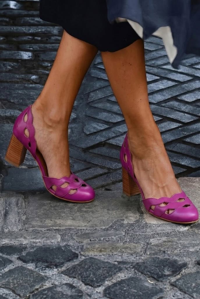 Pumps mit Blockabsatz, Cut-out, Wellenrand, klobigem Absatz, in Hellbraun und aus Kunstleder