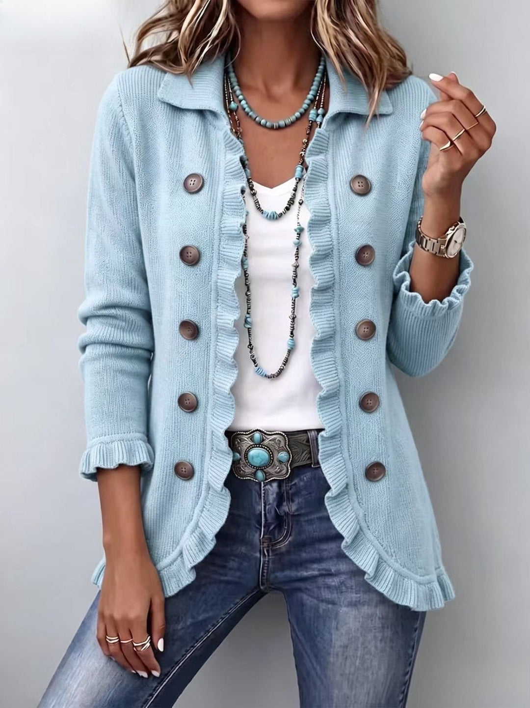 Consolata | Puderblaue Strickjacke mit Rüschen