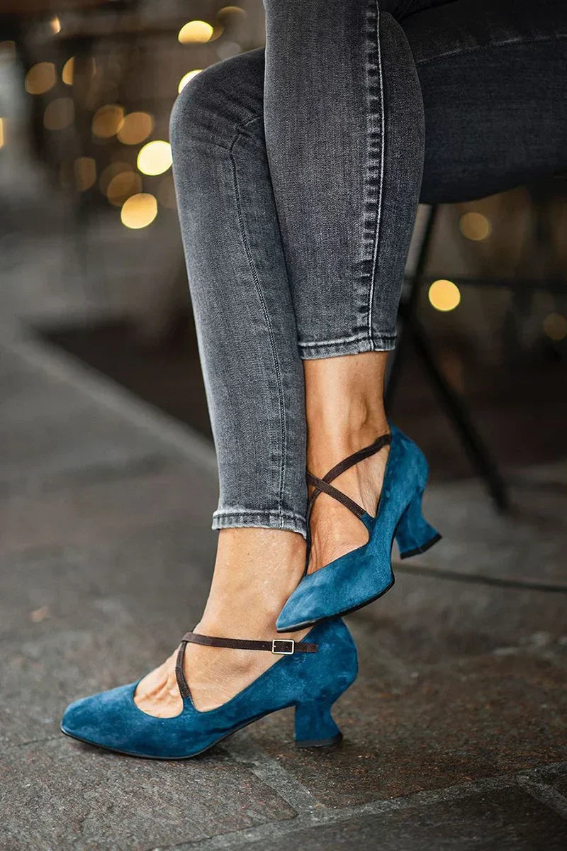 PUMPS WITH CROSSED STRAP