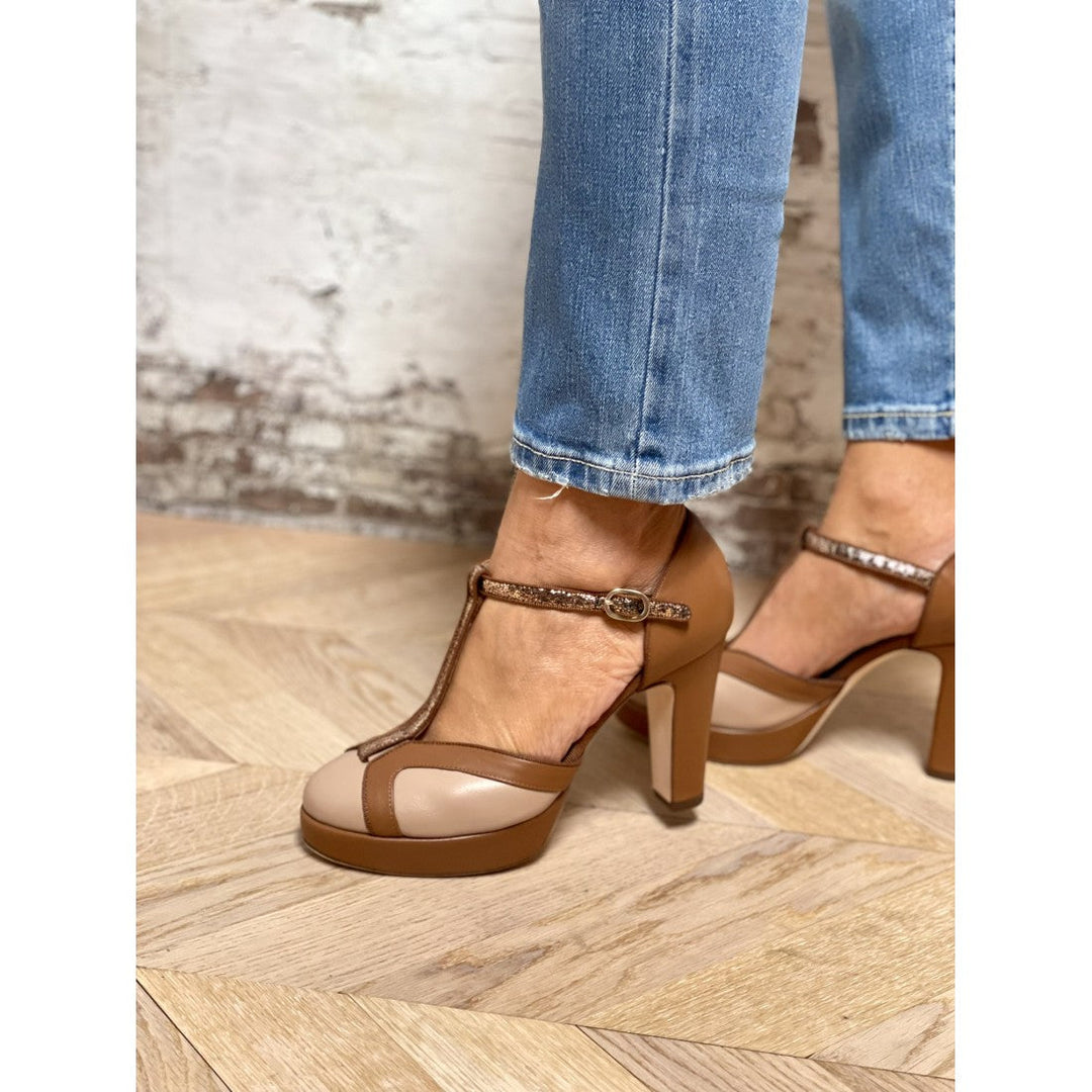 NECKLINE CON CINTURINO A T