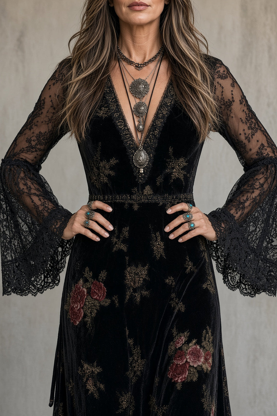 Natalie | Vestido largo de terciopelo con estampado floral y mangas de encaje