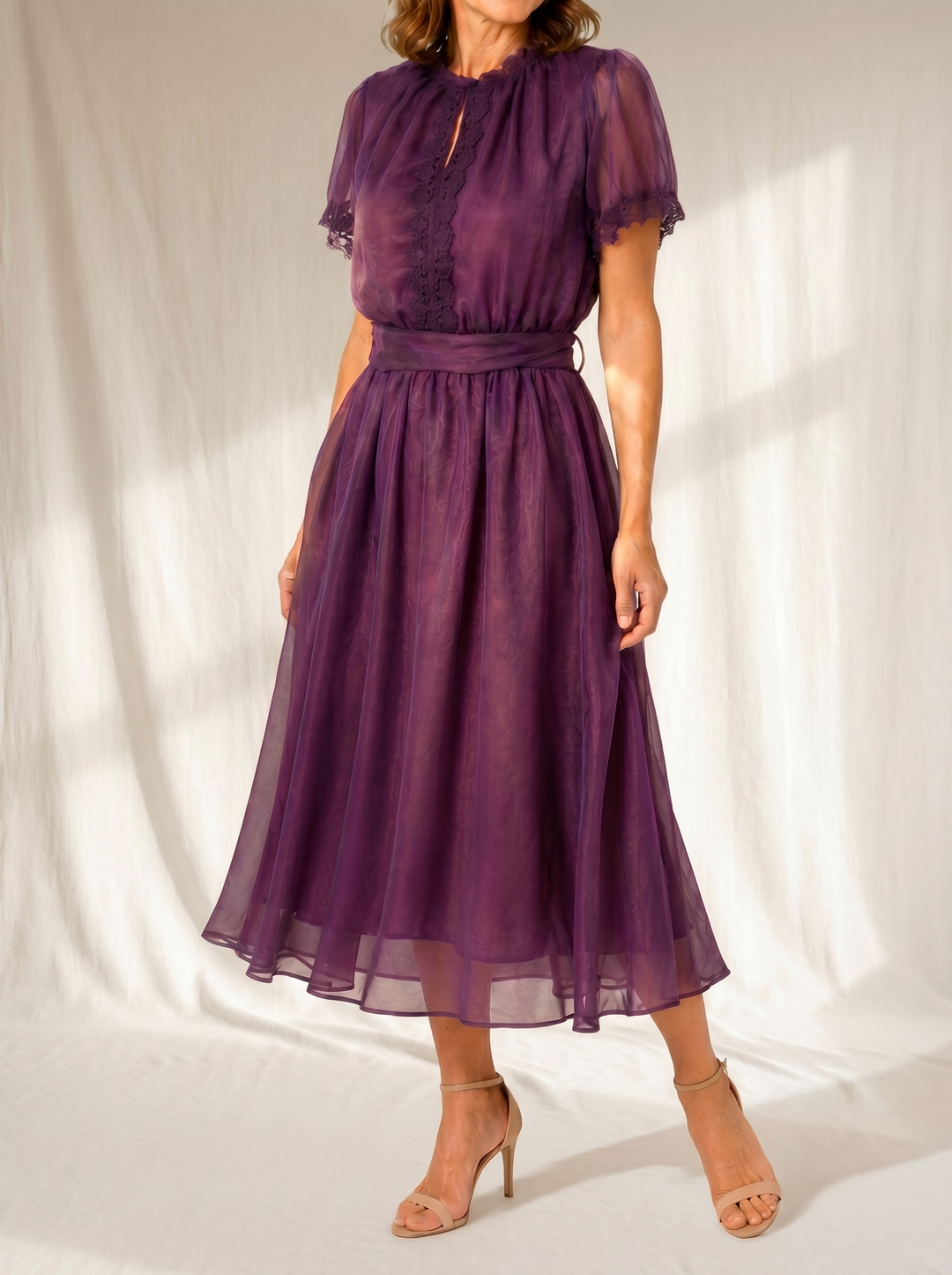 Flavia | Maxi-jurk met diepe halslijn en kanten rand van chiffon