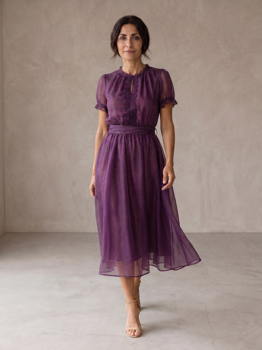 Flavia | Maxi-jurk met diepe halslijn en kanten rand van chiffon