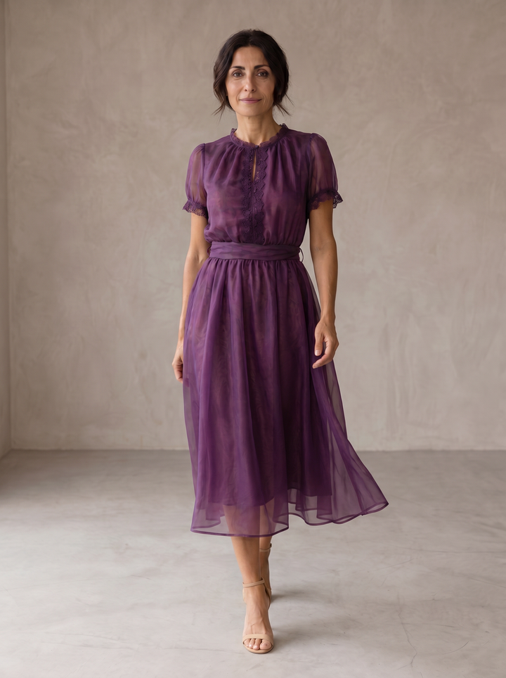 Flavia | Maxi-jurk met diepe halslijn en kanten rand van chiffon