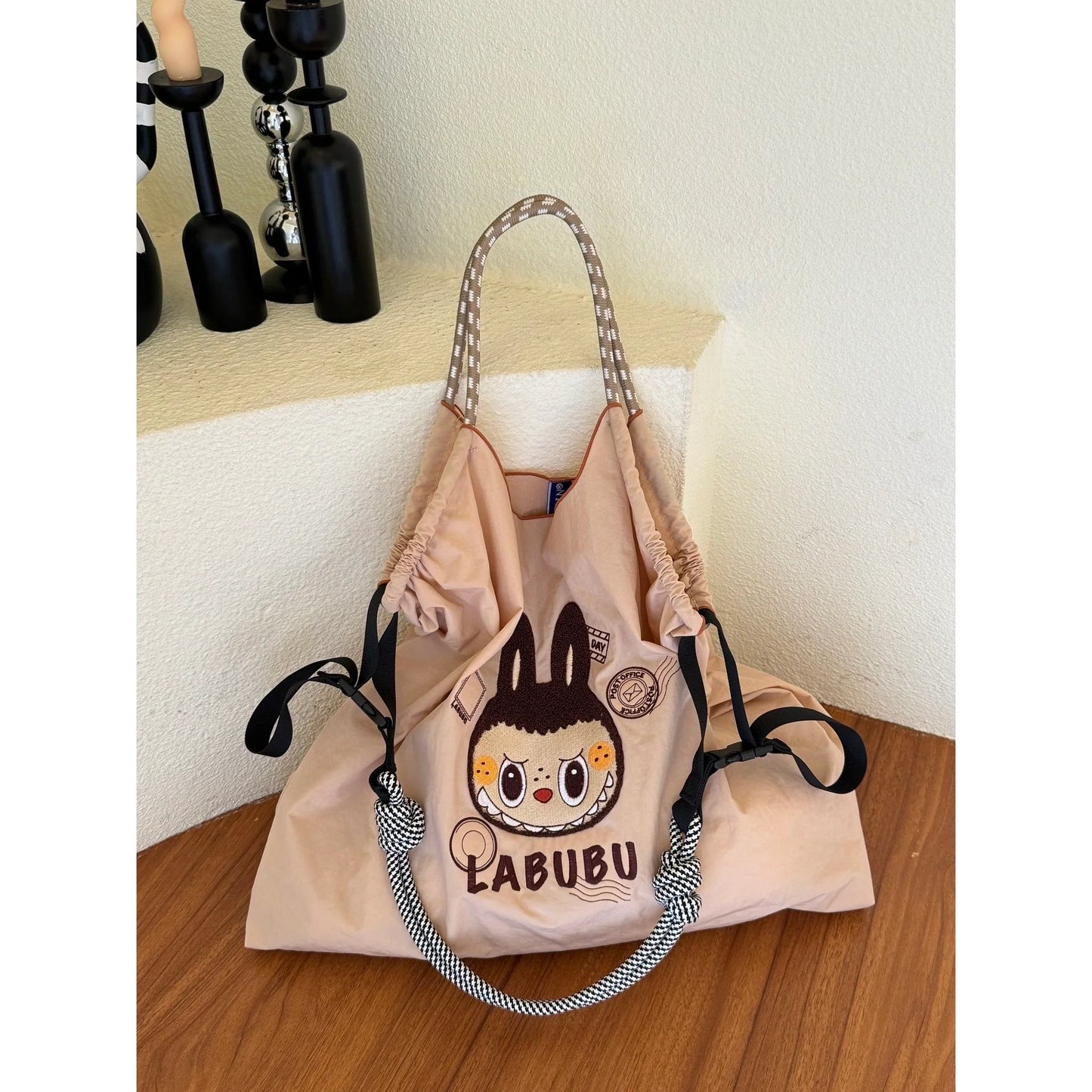 LABUBU Explorer Shopper – Niedlich trifft Funktion