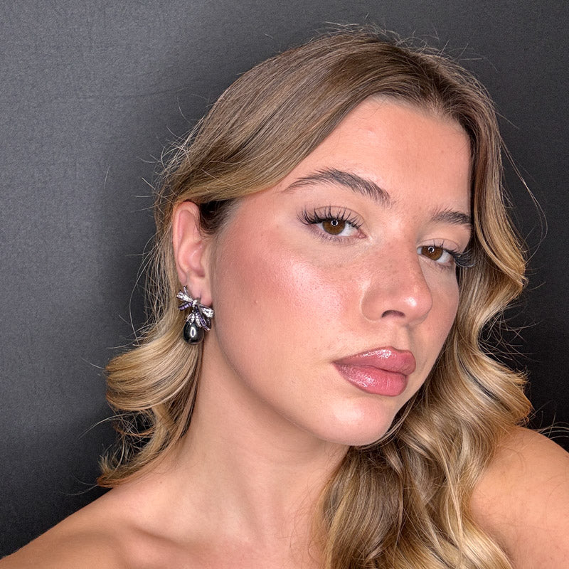 Bow with pendant pearl