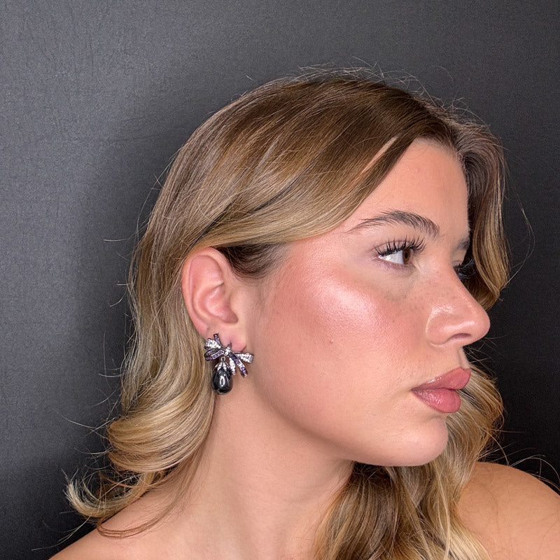 Bow with pendant pearl