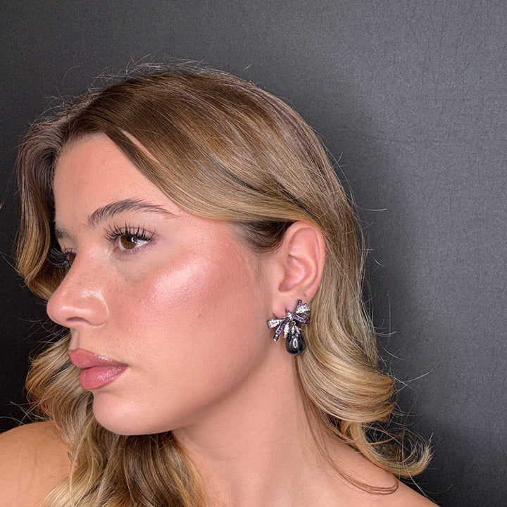 Bow with pendant pearl