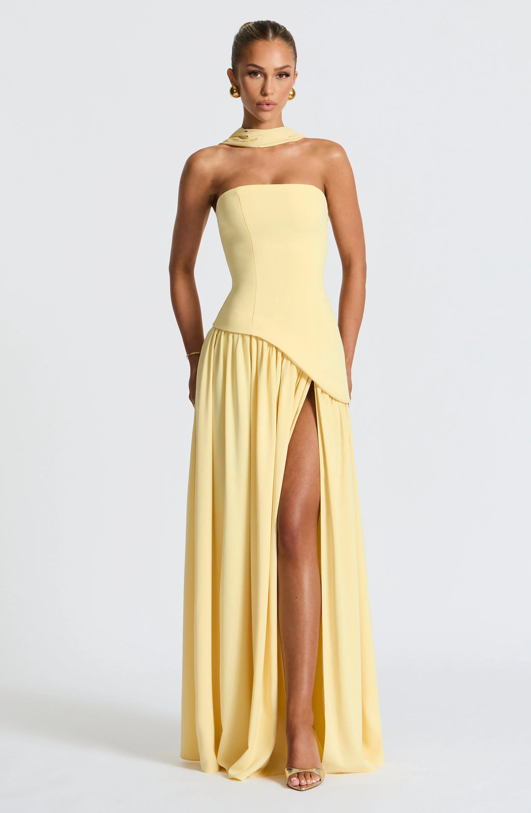 Abito Bustier con Foulard e Fessura Alta