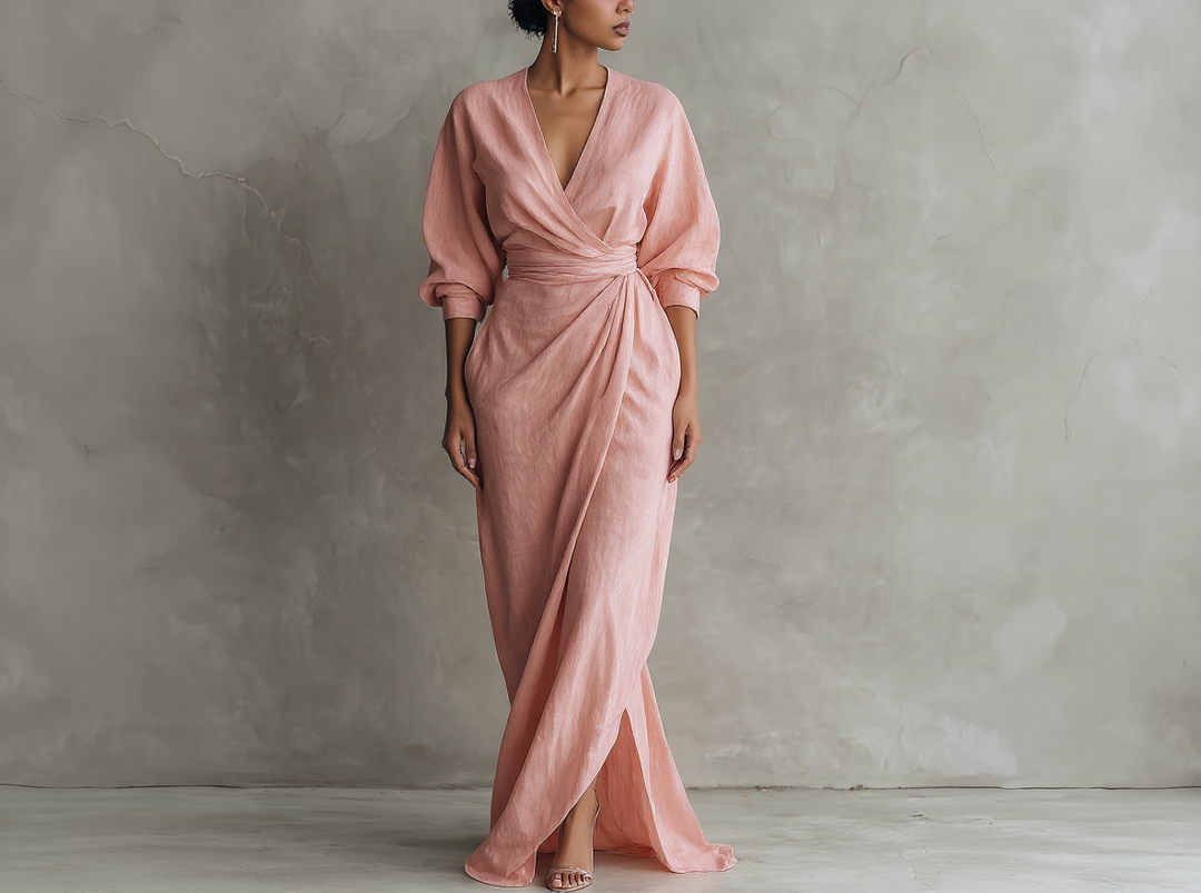 Vestido largo de mujer en color rosa, de corte minimalista y con cuello en V, confeccionado en una mezcla de lino